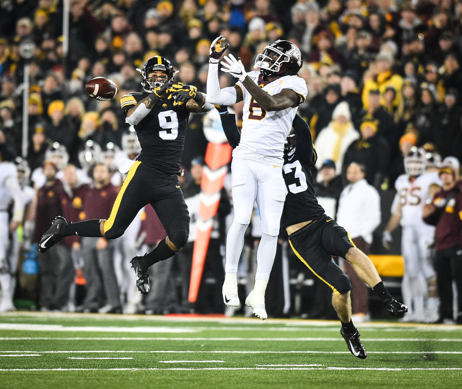111619-qct-spt-iowa-minn-foot-151a.jpg